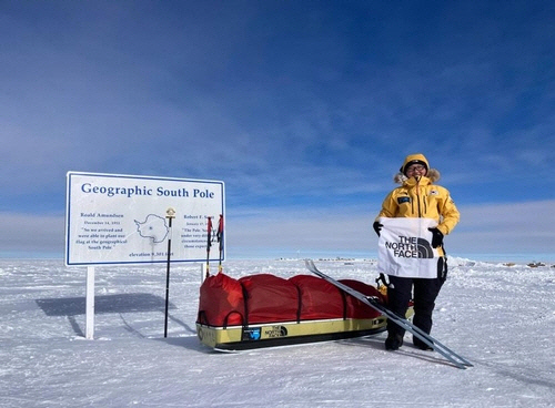 남극점에서 포즈를 취한 김영미 대장. [노스페이스 제공]